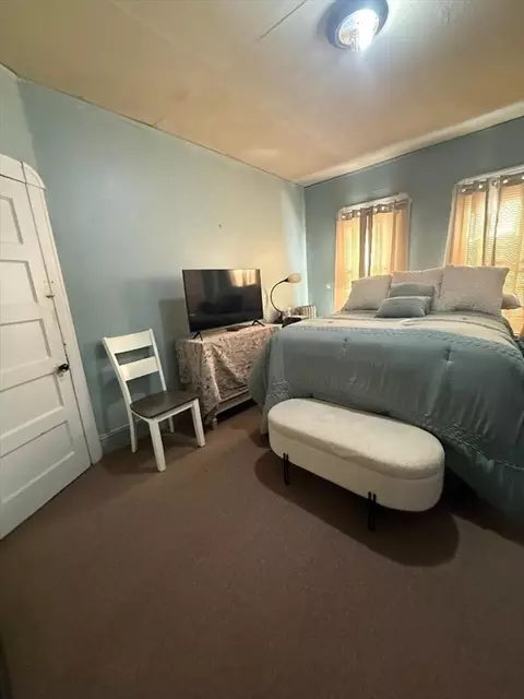 Bedroom - 31-33 Suffolk St, Springfield, MA 01109 photo 3 of 5