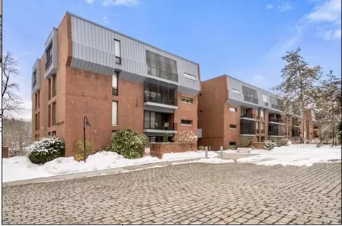 85 Grove St #203, Wellesley, MA 02482
