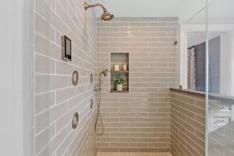 Bath - 165 Everett St, Concord, MA 01742 photo 4 of 5
