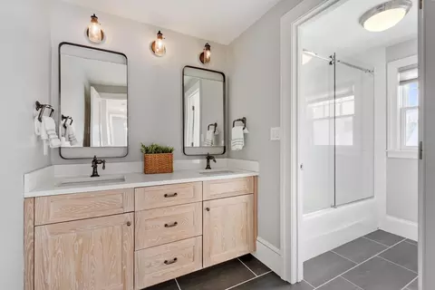 Bath - 165 Everett St, Concord, MA 01742 photo 2 of 5