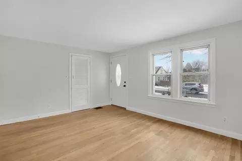 Living - 33 Drexel St, Springfield, MA 01104 photo 2 of 6