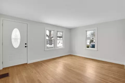 Living - 33 Drexel St, Springfield, MA 01104 photo 1 of 6
