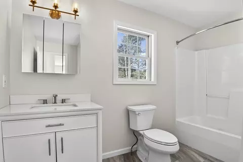 Bath - 159 Pine St, Manchester, MA 01944 photo 9 of 9