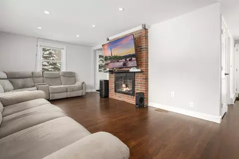 51 Spring St, Stoneham, MA 02180 photo 2