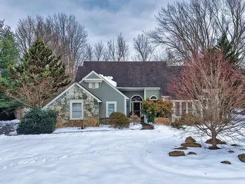 14 Twin Ponds Dr, Dartmouth, MA 02748