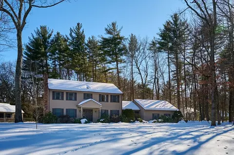 1 Ashley Cir, Easthampton, MA 01027 photo 2