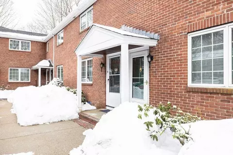 63 Linden St #6, Wellesley, MA 02482