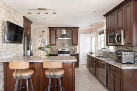 305 Webster St #2, Auburndale, MA 02466