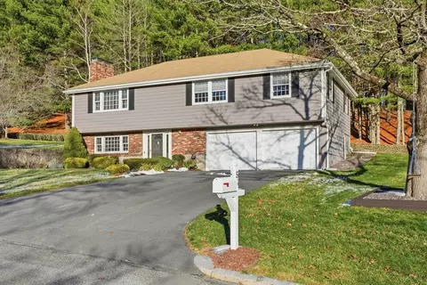 55 Ledgewood Rd, Framingham, MA 01701