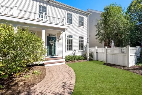 42 Maple Ln #42, Medfield, MA 02052