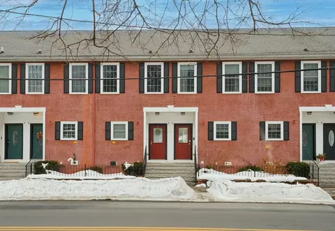 900 Lawrence St #5, Lowell, MA 01852