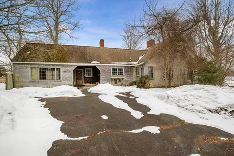 2 Country Club Dr, Halifax, MA 02338