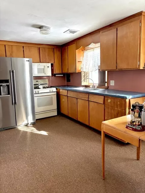 121 Mallowhill Rd, Springfield, MA 01129 photo 2
