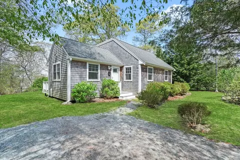 50 Lantern Ln, Tisbury, MA 02568