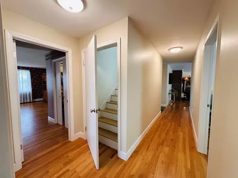 Entry Way - 1107 Jackson Rd, Hardwick, MA 01037 photo 2 of 2
