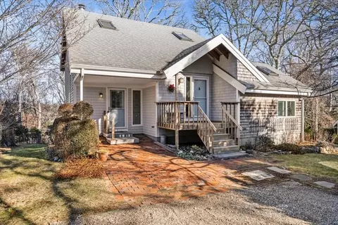 28 Lawrence Farm, Falmouth, MA 02543