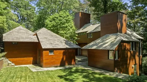 Exterior - 331 Heath St, Chestnut Hill, MA 02467 photo 6 of 9