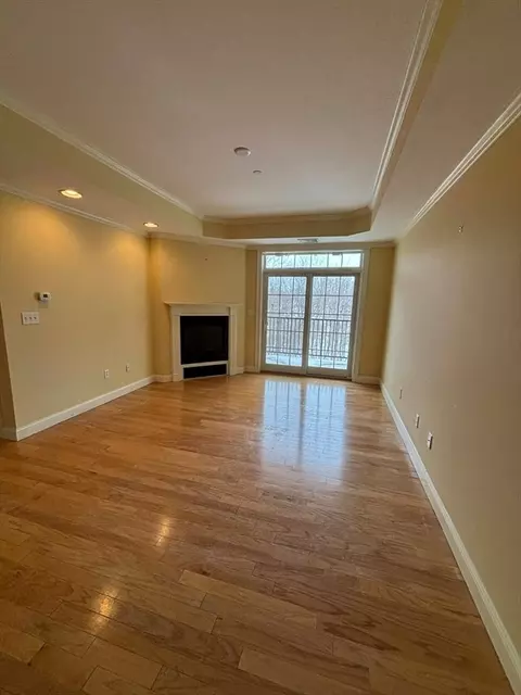 350 Greene St #305, North Andover, MA 01845