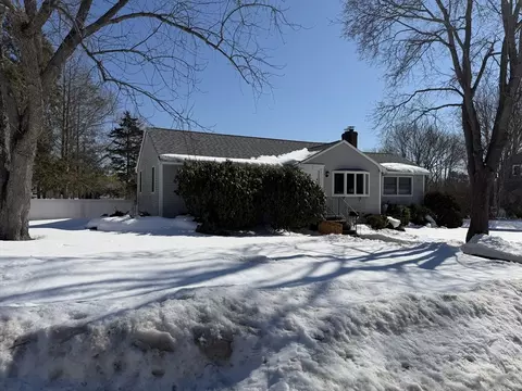 2 Sachem Rd, Peabody, MA 01960