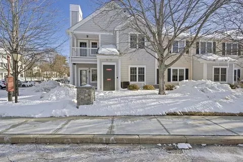87 Village Dr #87, Quincy, MA 02169