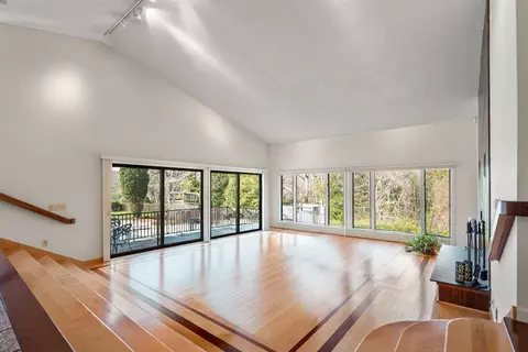16 Wadsworth Ln, Dartmouth, MA 02748