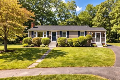 24 Evelyn Ln, Braintree, MA 02184