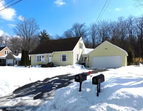 42 Putnam Dr, Westfield, MA 01085