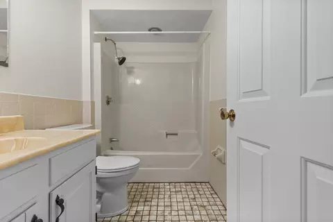 Bath - 1 Traverse St #E, Wakefield, MA 01880 photo 2 of 2