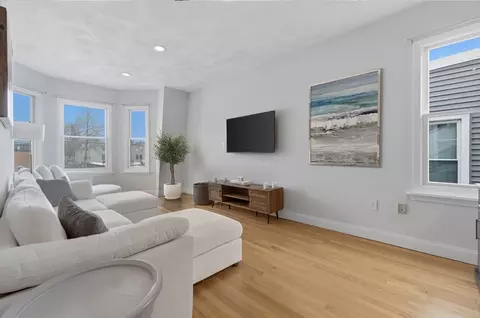 587 E 4th St #3, Boston, MA 02127