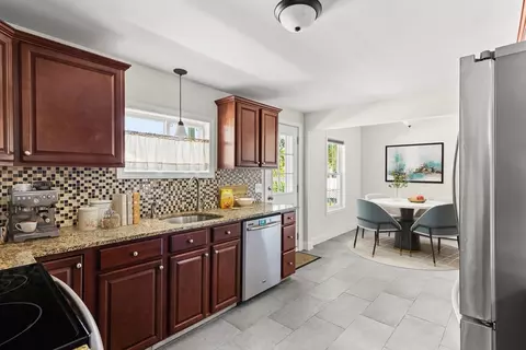 33 White St, Raynham, MA 02767 photo 4