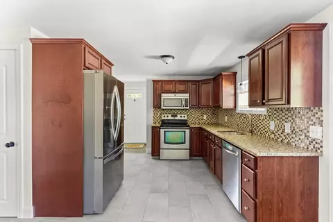 33 White St, Raynham, MA 02767 photo 5