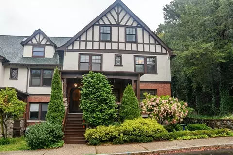 18 Eaton Ct, Wellesley, MA 02481
