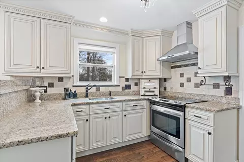 Kitchen - 40 Pinewood Rd, Wellesley, MA 02482 photo 2 of 6
