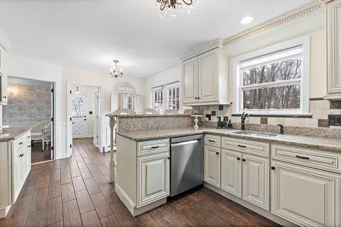 Kitchen - 40 Pinewood Rd, Wellesley, MA 02482 photo 6 of 6