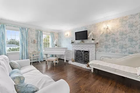 Living - 40 Pinewood Rd, Wellesley, MA 02482 photo 5 of 6