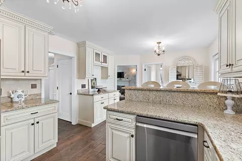 Kitchen - 40 Pinewood Rd, Wellesley, MA 02482 photo 5 of 6