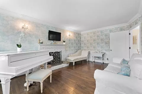 Living - 40 Pinewood Rd, Wellesley, MA 02482 photo 6 of 6