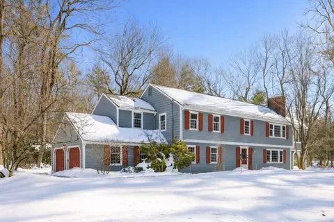 516 Cross St, Carlisle, MA 01741