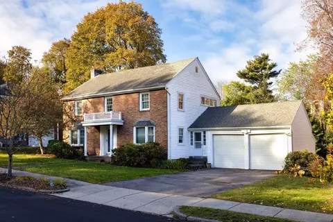55 Woodlawn Dr, Chestnut Hill, MA 02467