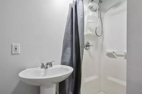 Bath - 66 Ledgecrest Dr, Worcester, MA 01603 photo 5 of 5