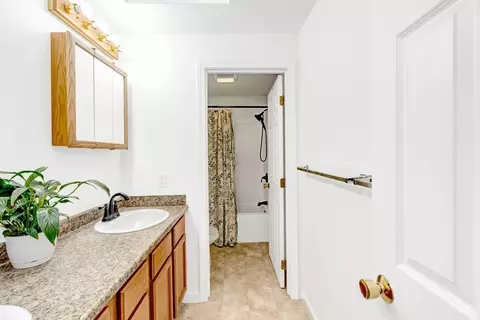 Bath - 66 Ledgecrest Dr, Worcester, MA 01603 photo 3 of 5