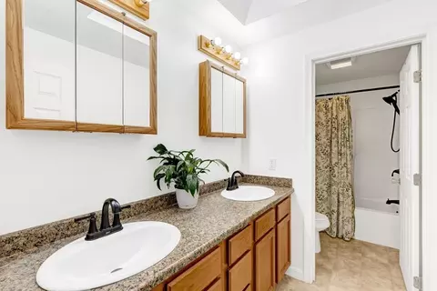 Bath - 66 Ledgecrest Dr, Worcester, MA 01603 photo 2 of 5