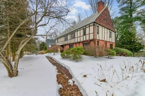 764 Hammond St, Chestnut Hill, MA 02467