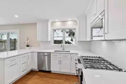 34 Pleasant St #5, Wellesley, MA 02482