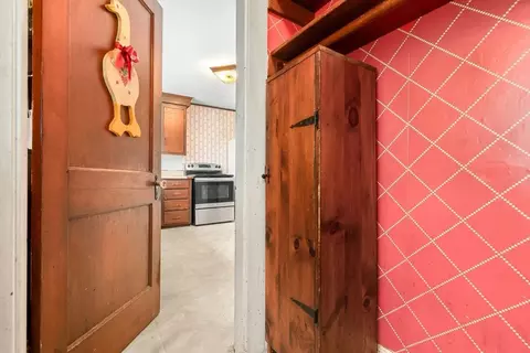 Entry Way - 14 Chase St, Danvers, MA 01923 photo 4 of 6