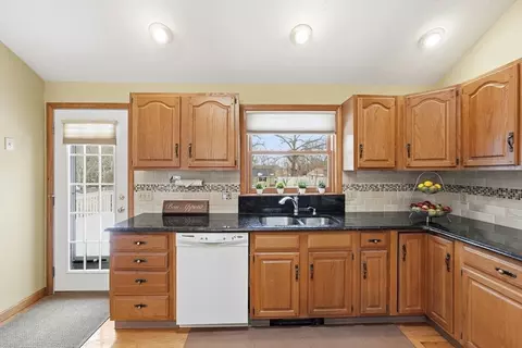 28 Nonquit St, Worcester, MA 01604 photo 8