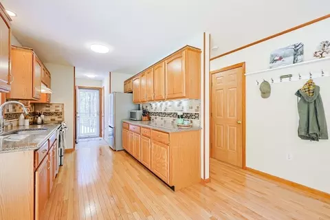 8 Wallis St, Douglas, MA 01516 photo 10
