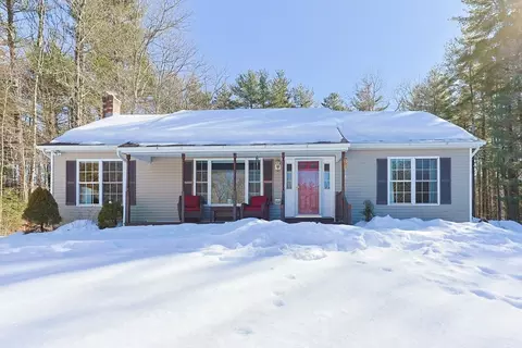 8 Wallis St, Douglas, MA 01516
