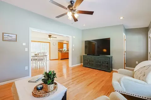 8 Wallis St, Douglas, MA 01516 photo 5