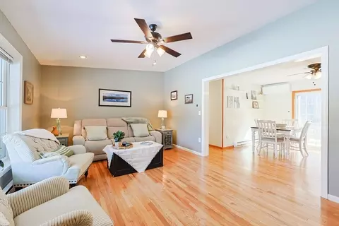 8 Wallis St, Douglas, MA 01516 photo 4